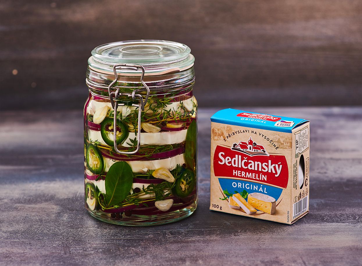 Nakládaný Sedlčanský Hermelín s jalapeños a tymiánem.jpg